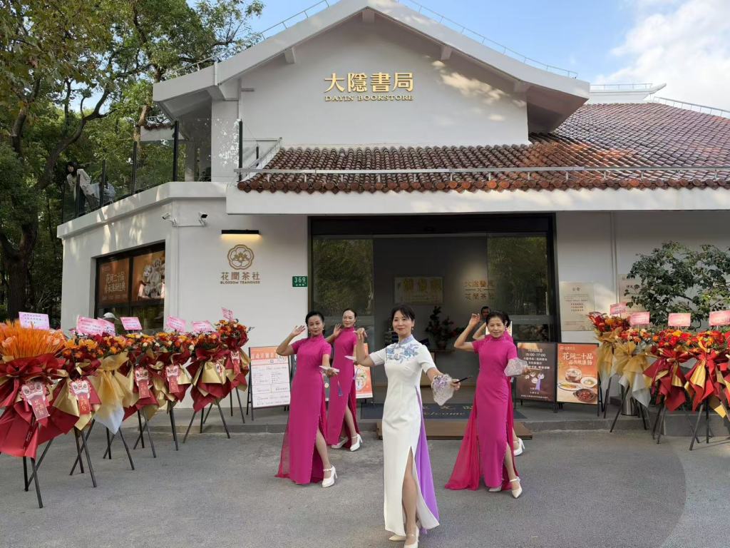 5元一杯茶,临湖伴书香,书店开进70年杨浦公园老茶室