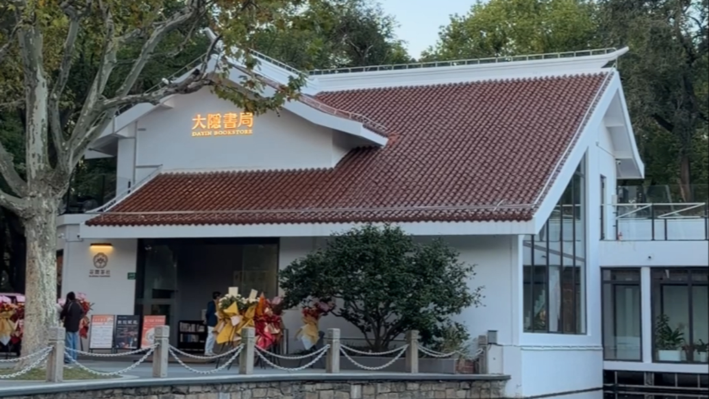 大隐书局走进杨浦公园,市民可以在此以书换书,还能吃菜品茗