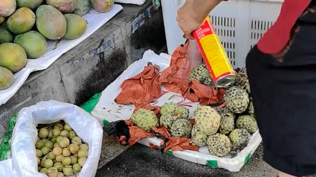 摊贩将杀虫剂喷到水果上?攀枝花市仁和区市监局:已对摊位水果现场封存,正调查
