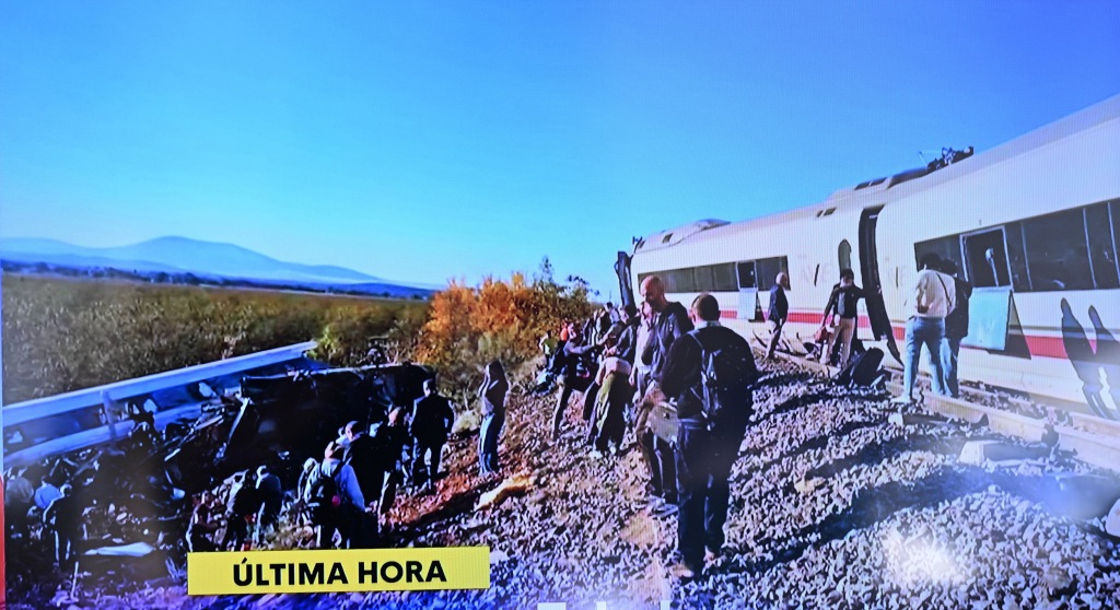 第1现场｜西班牙再发列车相撞惨剧：已致50死，事故或因人为失误