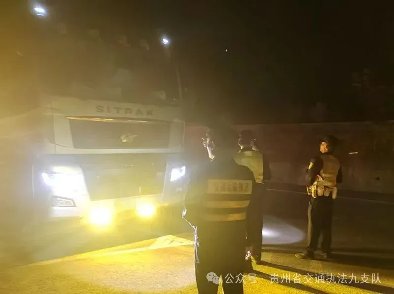 三辆超限重型半挂货车恶意冲卡,云贵两地执法部门联动跨省拦截
