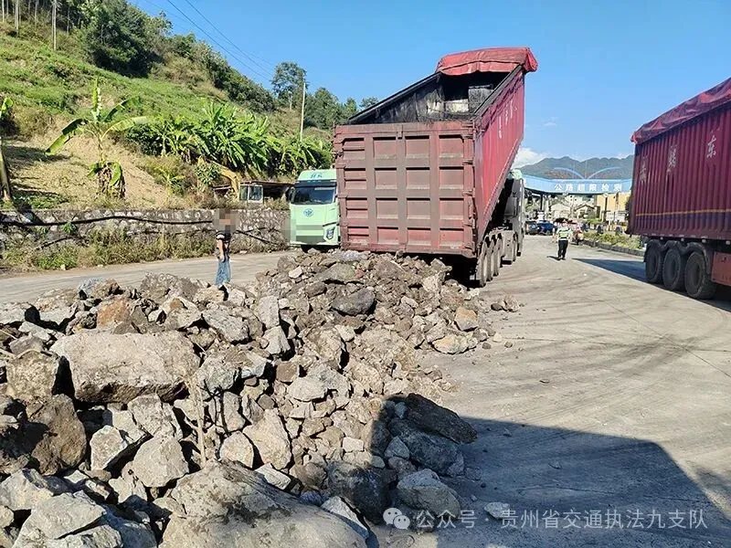 三辆超限重型半挂货车恶意冲卡,云贵两地执法部门联动跨省拦截