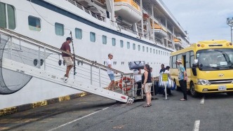 原要环游世界却被半路赶下船：两百多名乘客滞留柬埔寨，邮轮运营商称付不起油钱