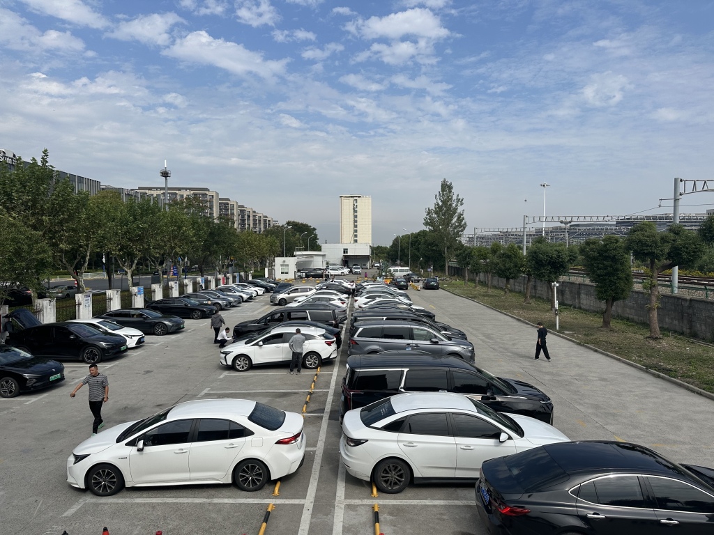 上海虹桥枢纽网约车蓄车场投用，每日前两次入场可免费停车30分钟