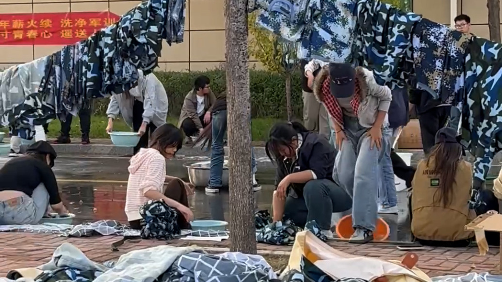 将洗净的军训服送给有需要的人,河南开封一高校连续九年做了这件事