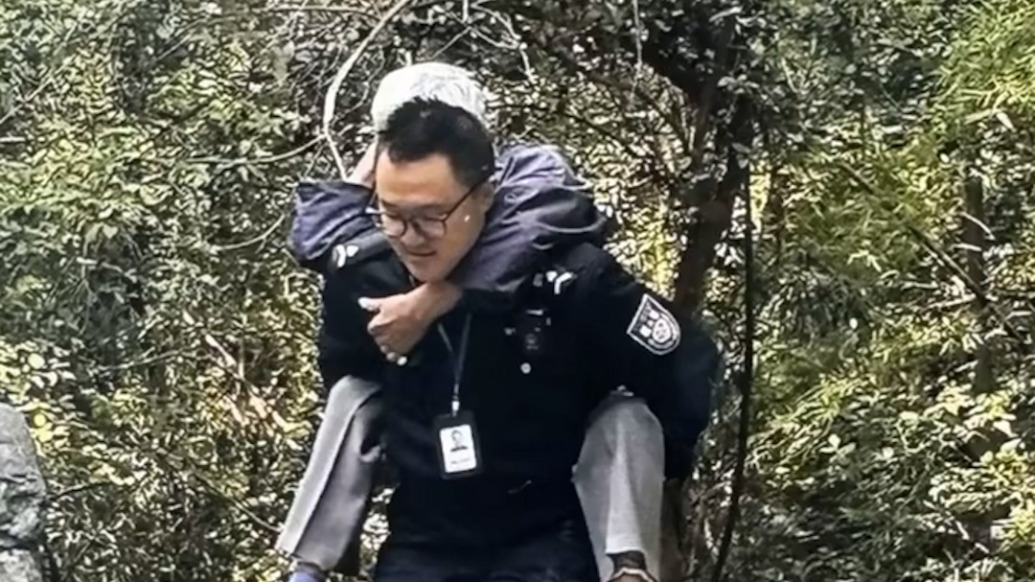外地游客不慎摔伤马鞍山辅警背其下山，路人点赞“你们这的警察真好”