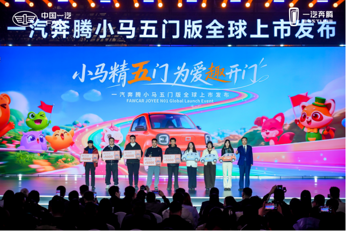 宁德时代电池全系标配,奔腾小马五门版正式上市