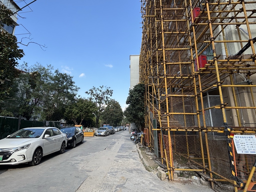 五年排不到车位,四点半以后停不进车:老旧小区停车难有何新解?