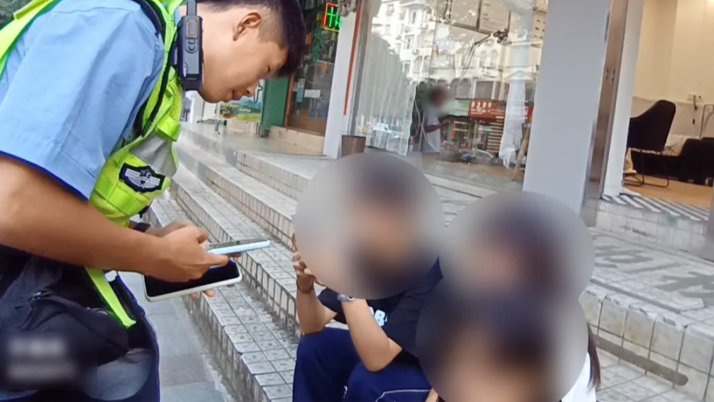 广西河池:两名未成年女生骑共享电动车掉头酿事故,现场哭求民警“别通知家长”