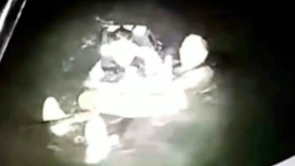 游客深夜坠海靠背包漂浮90分钟，广东汕尾民警跃入海中托举救起