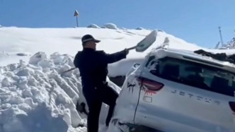 操作失误汽车陷入雪地，新疆天麓派出所民警持铁锹清雪救援