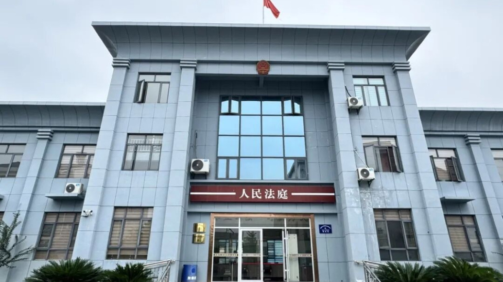 银行职员输错数字存两千五变两万五,储户以“离柜概不负责”为由拒退,湖北一法院认定该条款无效