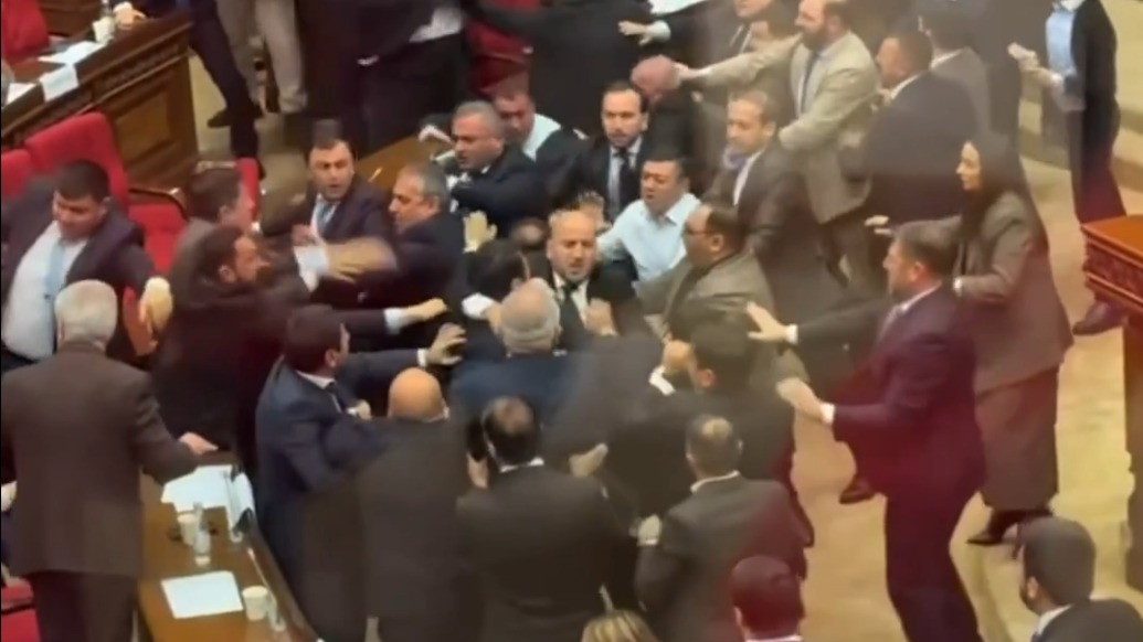 亚美尼亚议会上演全武行：多名议员相互挥拳，副议长抡起椅子