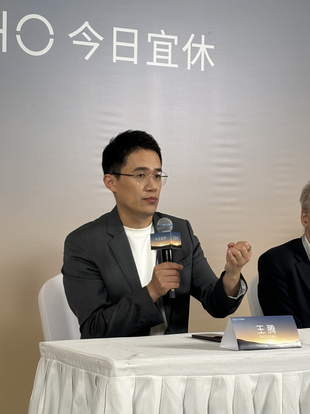 从小米离职后王腾首次公开亮相，谈“蹭雷军流量”：真心感谢小米和雷总