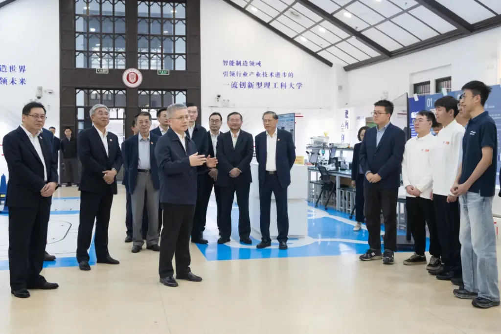以人才培养为核心，持续深化综合改革！朱忠明调研上海理工大学，与师生代表深入交流