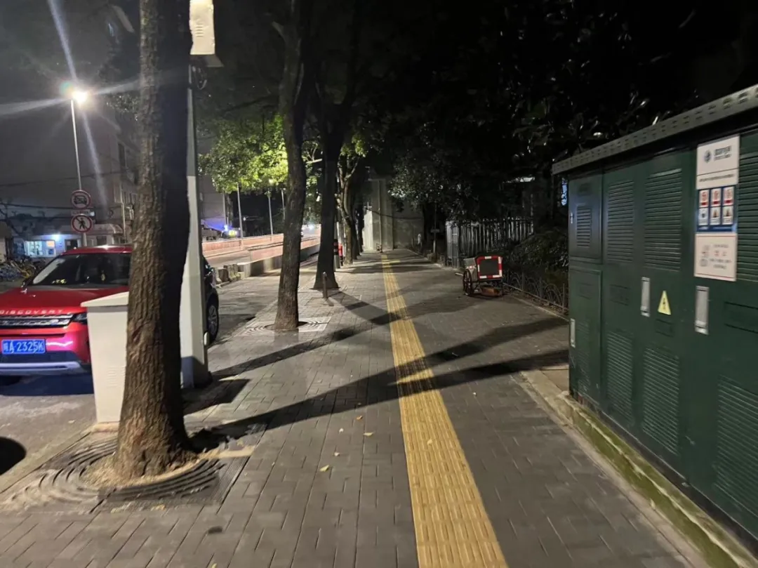 上海督查中心城区夜间市容：总体较好，存在流动摊贩乱摆卖现象