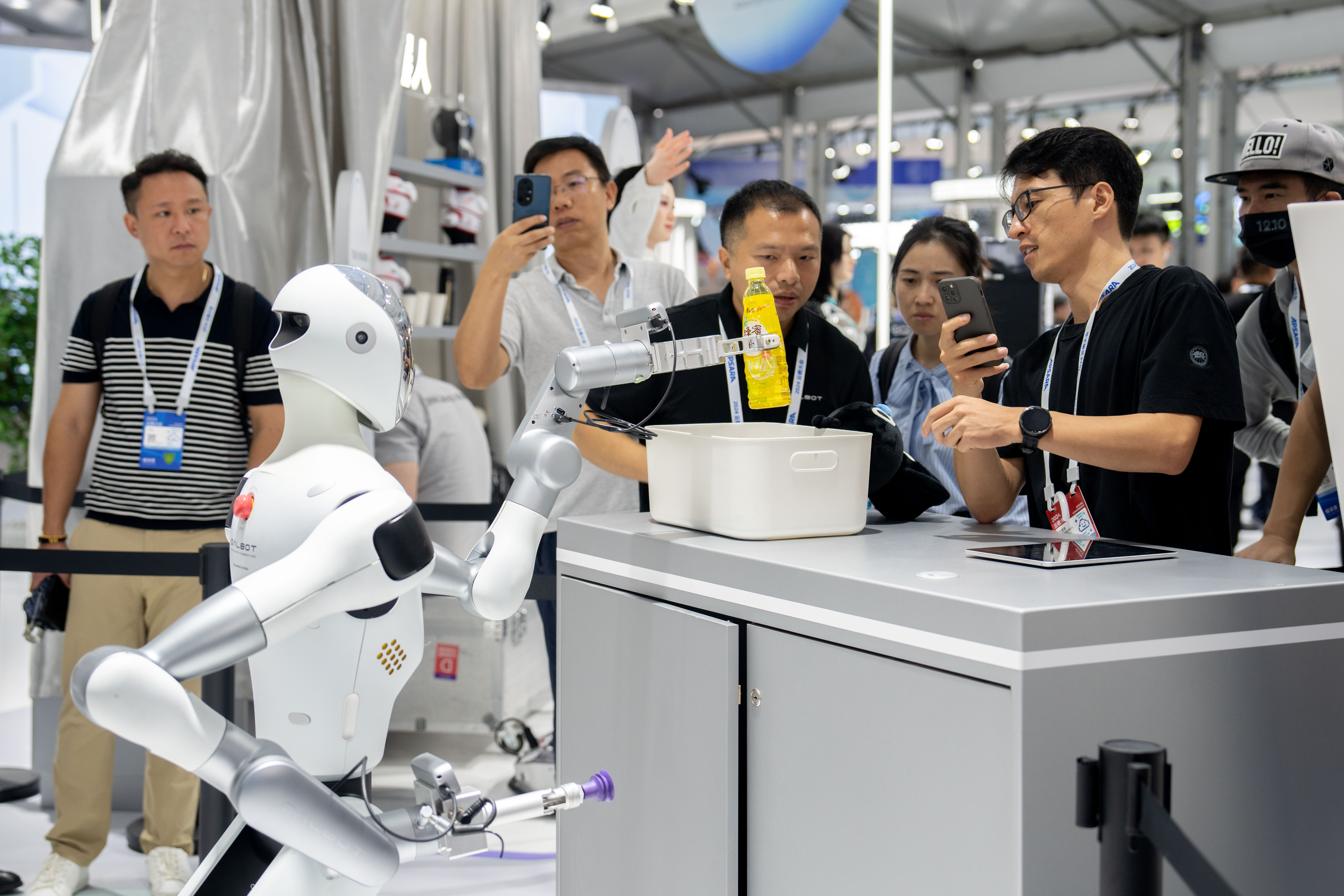 实探2024杭州云栖大会 ai硬核科技集中展出带来满满科技感 (组图)