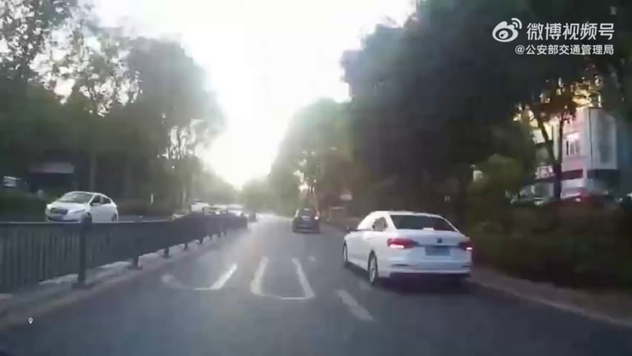 危险!小孩猛跑过公路被撞倒,还好没大事