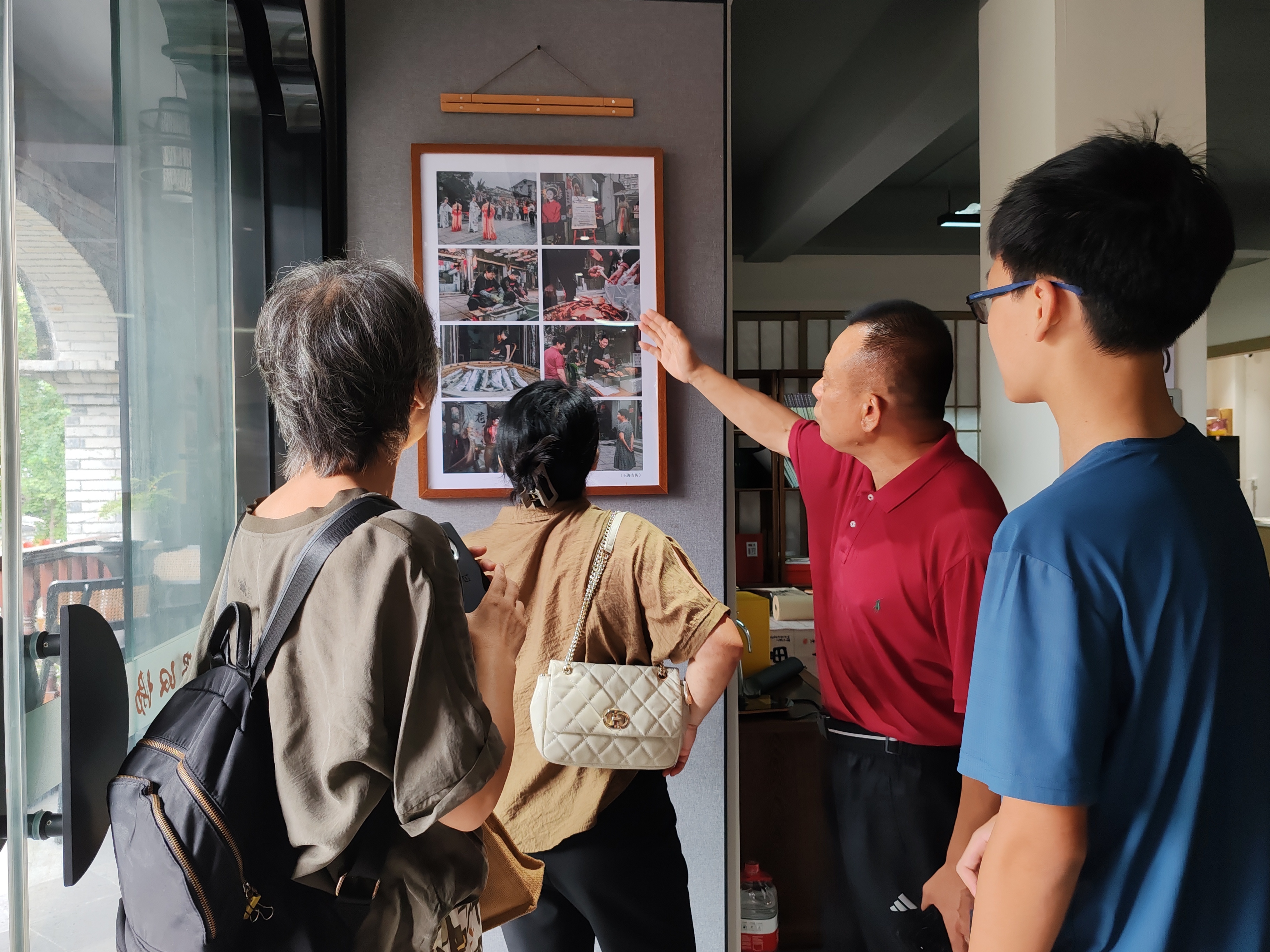 “看见——方杰玉海历史文化街区摄影展”在忠义街举行