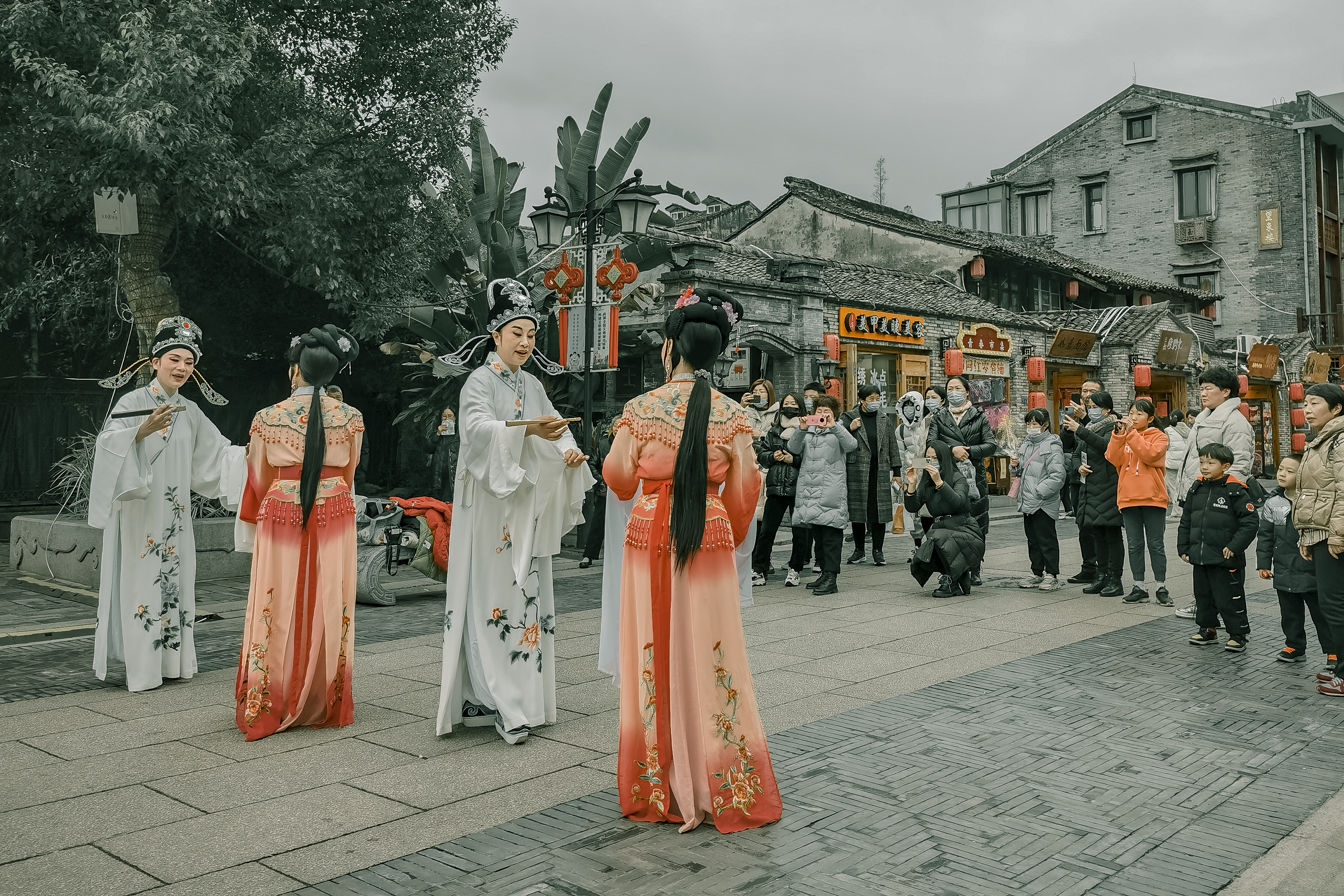 “看见——方杰玉海历史文化街区摄影展”在忠义街举行