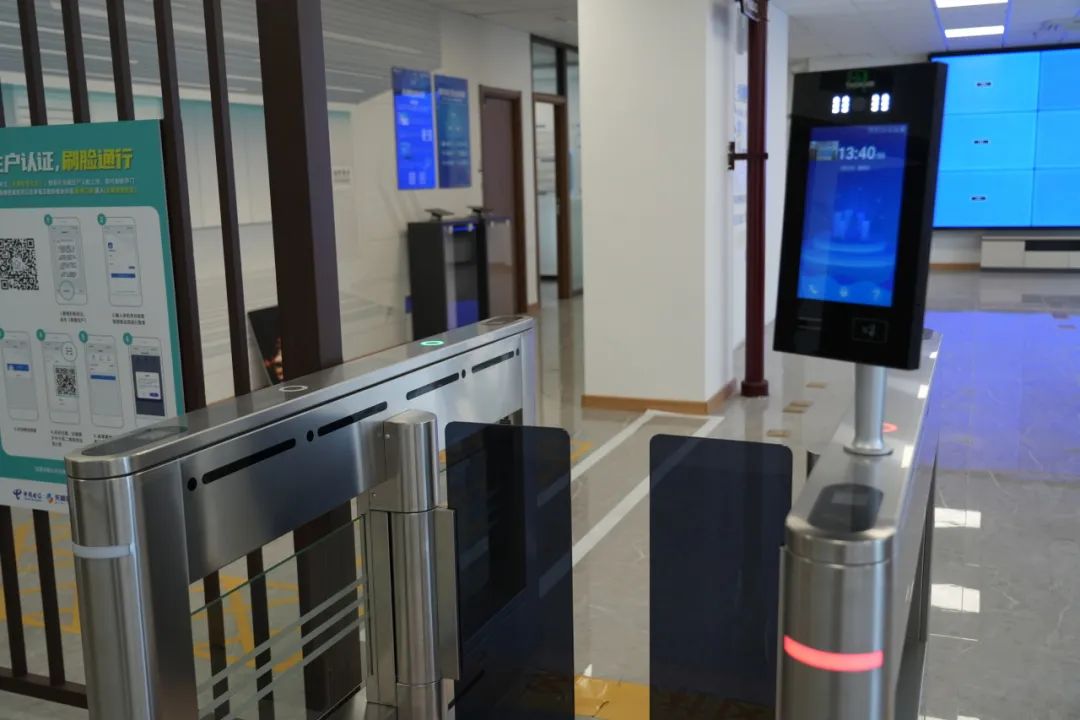 "走入位于青浦徐泾镇徐泰路上泾悦雅苑的小区大门,就会听到智能门禁