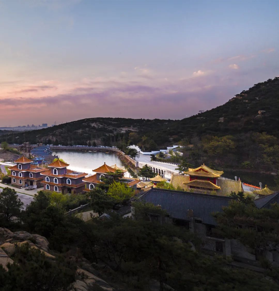 磴山风景区位于日照市岚山区虎山镇境内距海约3公里磴山以整座山的