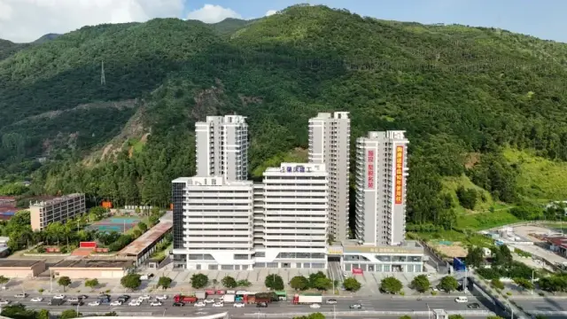 在肇庆,他们实现左手拿钥匙,右手拿房本