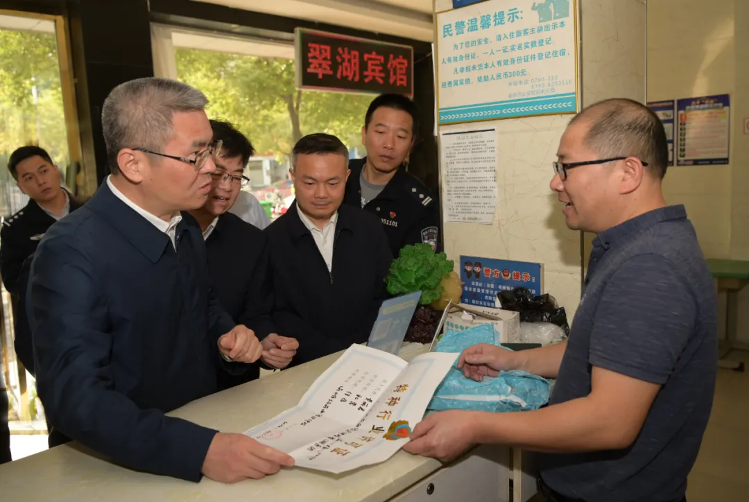 江西公安厅长暗访新余渝水区“九小”场所，督促整治消防安全隐患  第1张