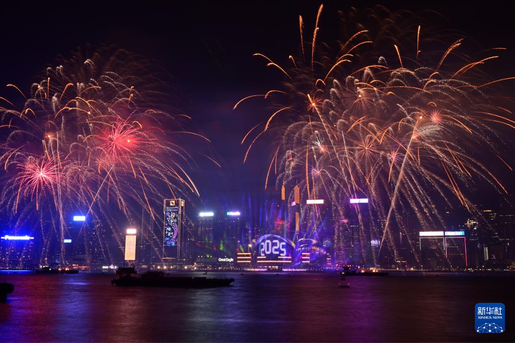 香港举行烟花汇演迎接新年