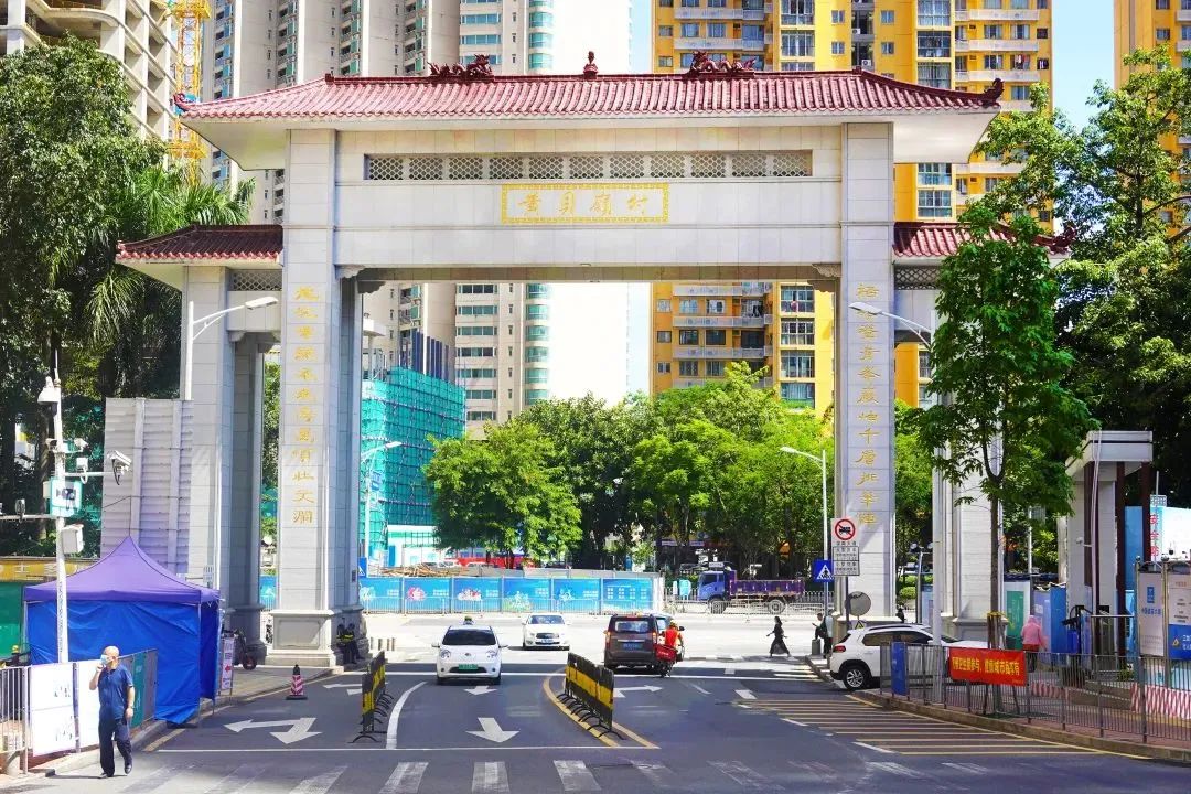 黄贝岭村,历经650多年的风雨洗礼,依然烟火升腾,生机勃勃,是深圳经济