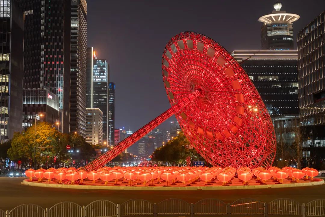 在上海浦东，首个“非遗”版春节氛围布置已就位