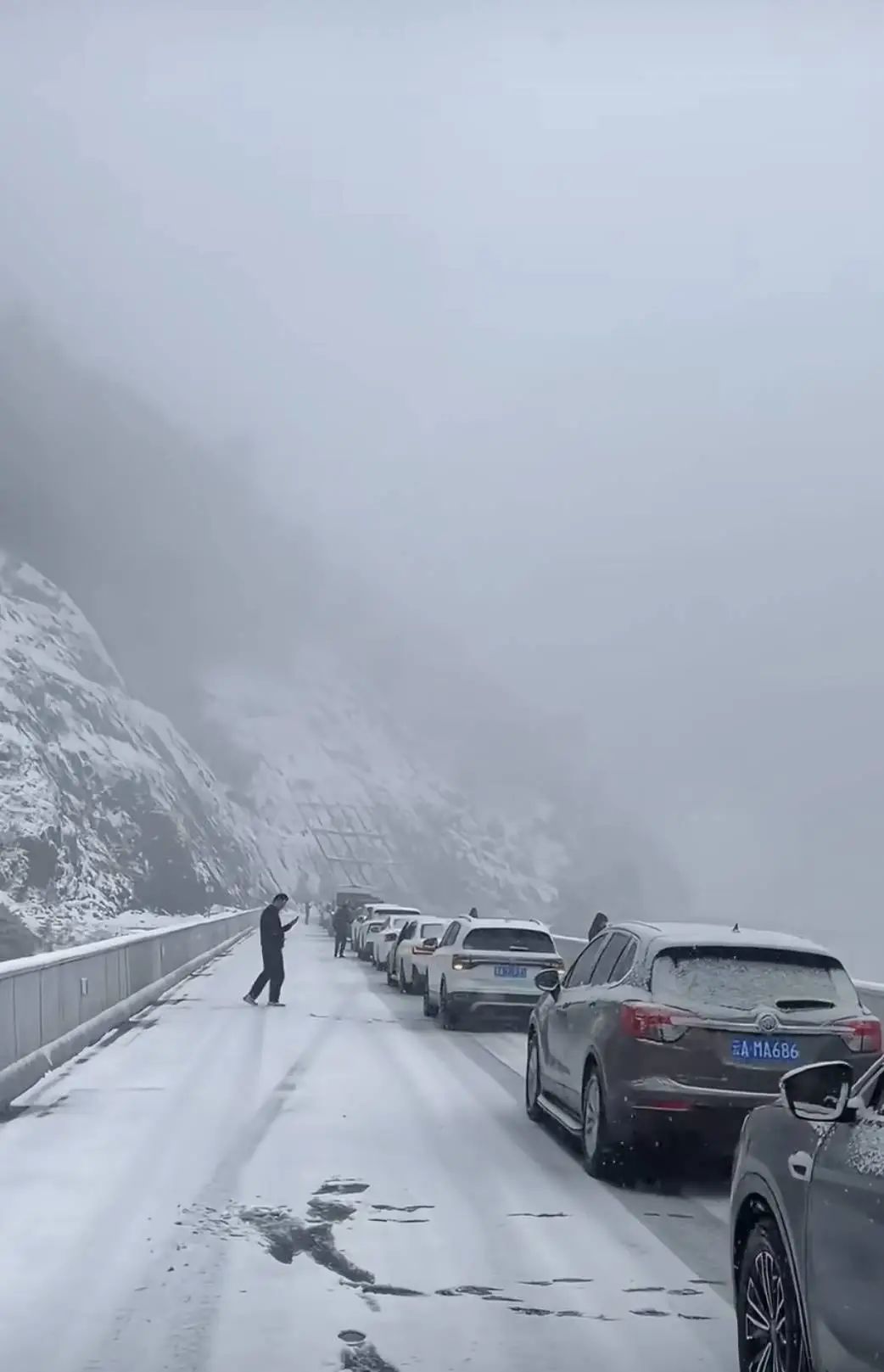 玉龙雪山景区突降大雪暂停开放，有游客称下山堵了约6小时