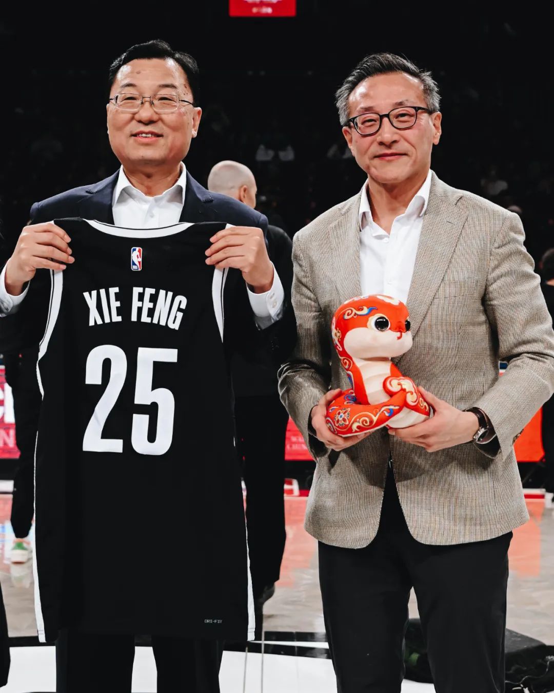 NBA篮网队举办中国春节赛，驻美大使谢锋到场