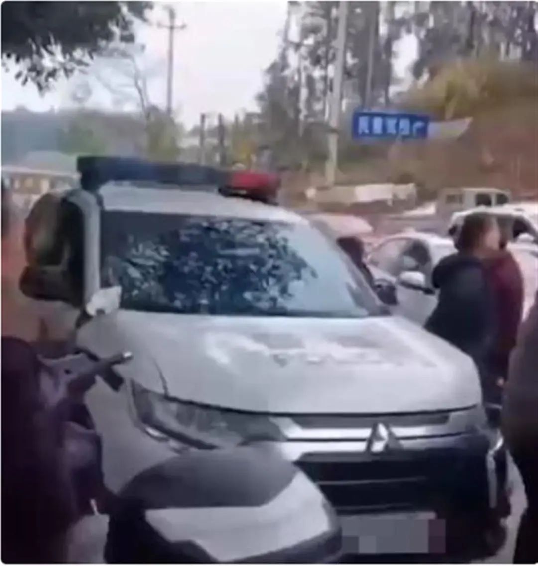 一警车连撞三车，县纪委：警务人员下车时未熄火，精神病人开走车辆肇事