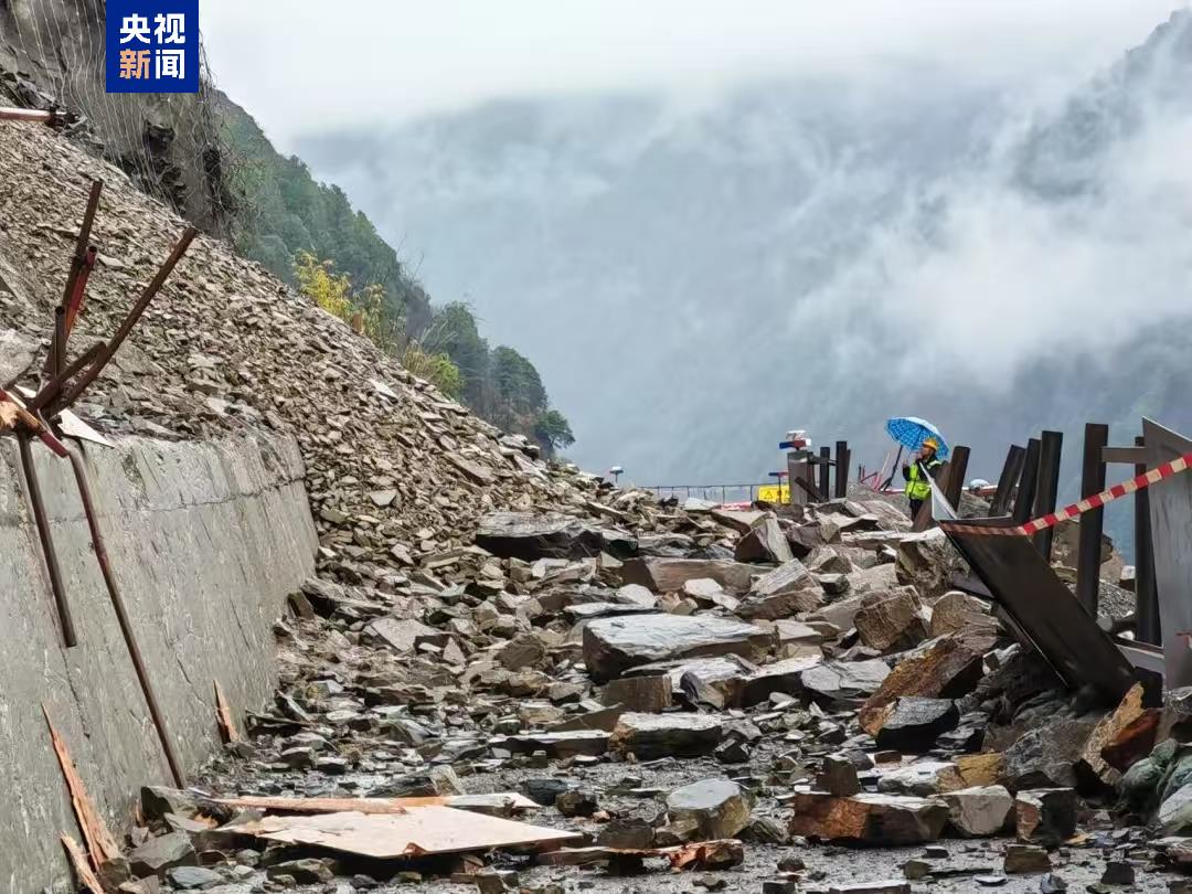 受持续雨雪天气影响，云南怒江州多条国省道路因塌方中断