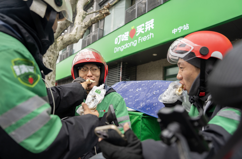 骑手风雨无阻送餐自己却经常“将就”，谁来关心他们的“一餐饭”？