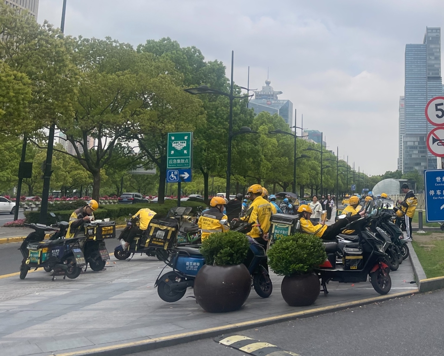 骑手风雨无阻送餐自己却经常“将就”，谁来关心他们的“一餐饭”？