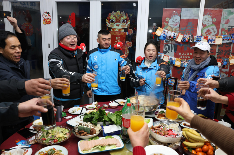 骑手风雨无阻送餐自己却经常“将就”，谁来关心他们的“一餐饭”？