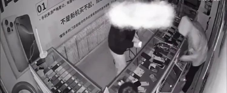 锦州4名少年偷手机89部还发视频炫耀，店主：贼抓了又放，手机向谁要