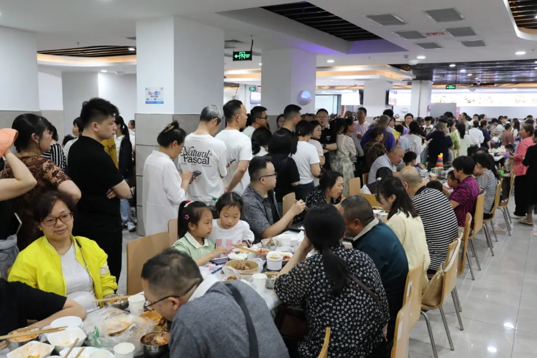 央广网评政府食堂打开大门：小城文旅爆火的底层密码就是真诚