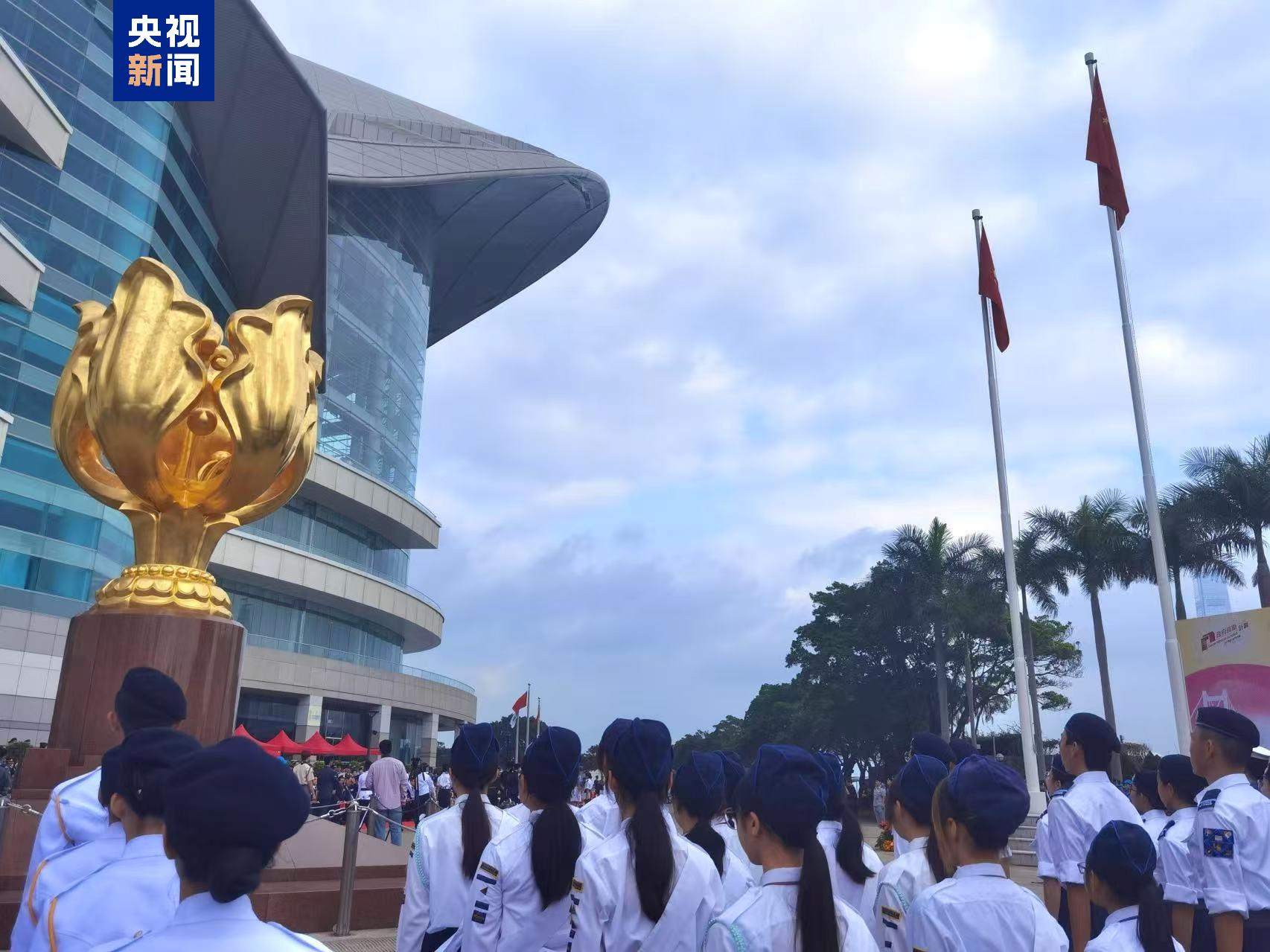 香港金紫荆广场举行五四升旗礼