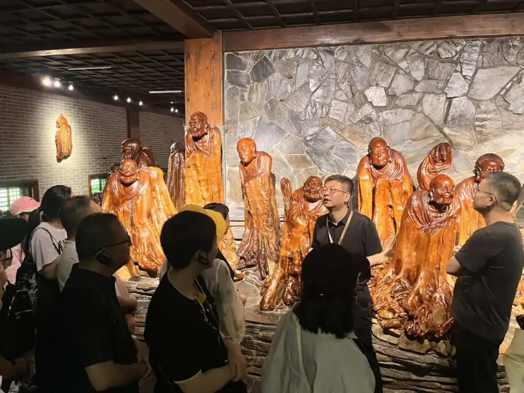 浙江一文旅局长五一亲自带团，去年专门考取了导游证