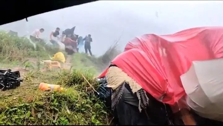 短剧剧组在贵州拍戏突遇极端天气，演员背部、手臂被冰雹砸伤