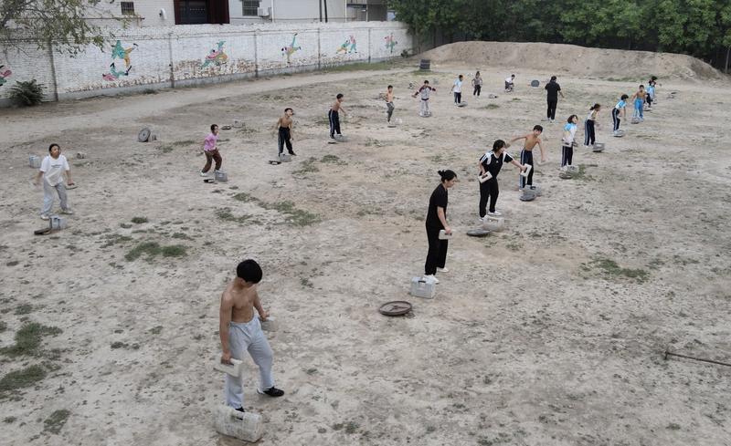 追光|铁皮房、土操场,这有一座“筑梦”摔跤馆