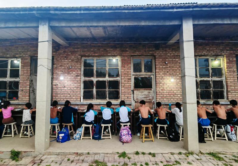 追光|铁皮房、土操场,这有一座“筑梦”摔跤馆