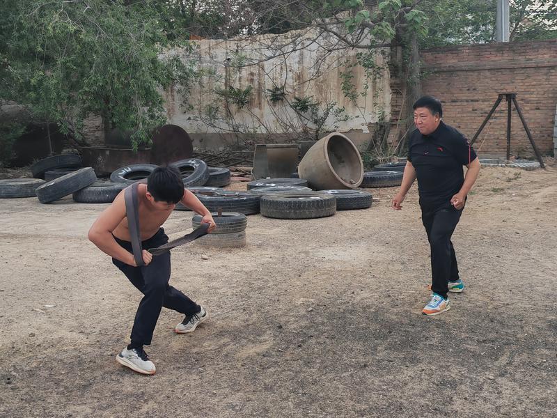 追光|铁皮房、土操场,这有一座“筑梦”摔跤馆