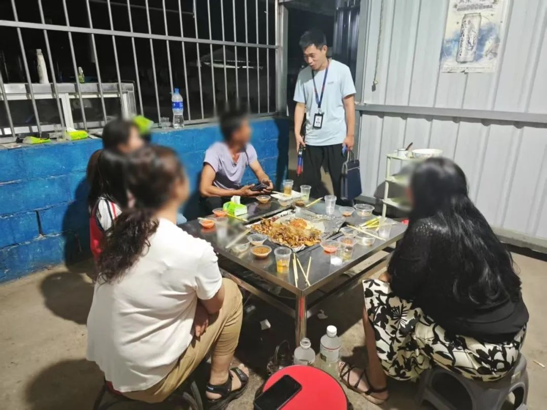 云南多地突查公职人员违规饮酒:公安局门口开展酒精吹气测试