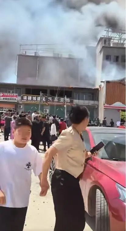 河北邯郸一酒店婚宴发生火灾：众人惊险逃生，酒店未买保险