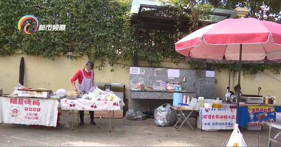 昆明一学校门外小吃摊占满人行道，城管：会在重点时段加强巡查处置