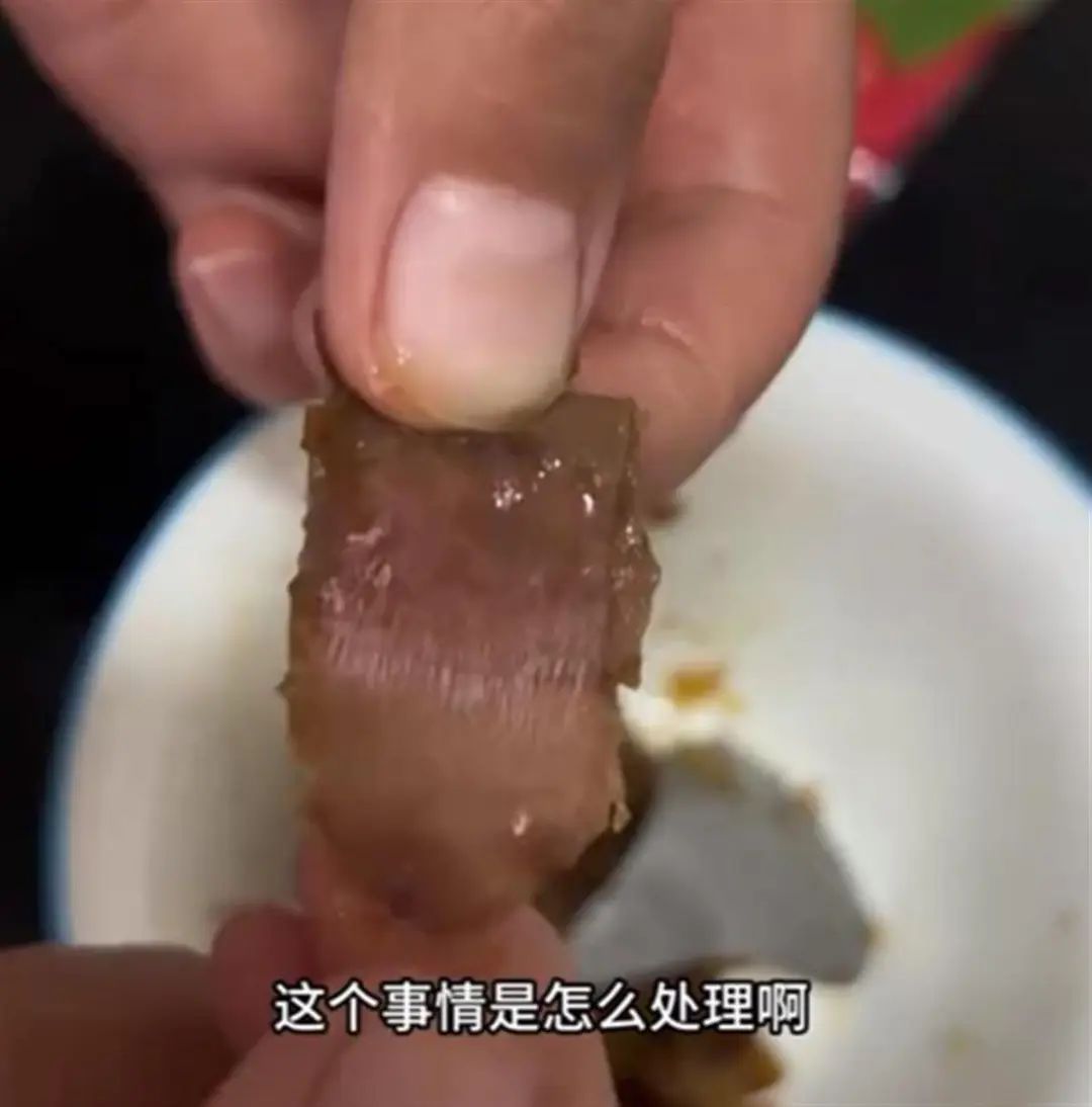 宝妈称宝宝在粽子中吃出带血创可贴，来伊份：已内部排查